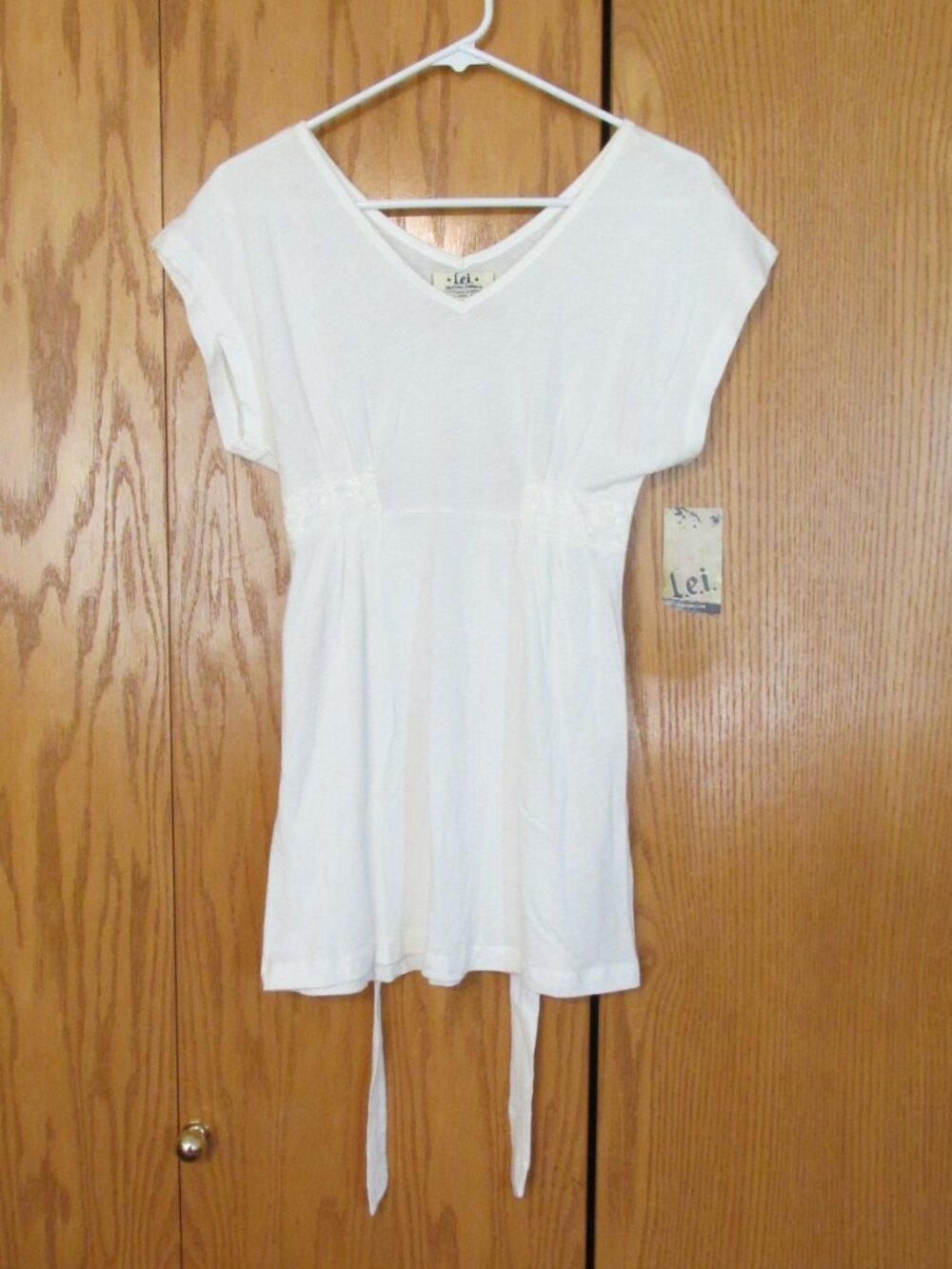 lei WOMEN'S JUNIORS SIZE S TUNIC WHITE KANDI V-NECK TIE BACK TOP NWT